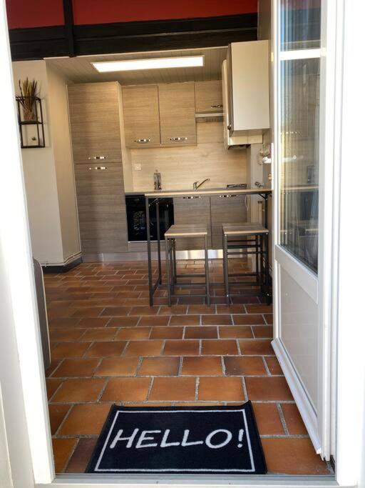 Studio Duplex Meuble Avec Place De Parking Surgères 外观 照片